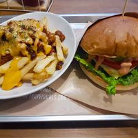 Cheeseburger and chilli cheese fries at Ain Soph.Ripple Kabukicho in Tokyo