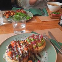 Pancake simili saumon avocat oignons pickle avec une sauce très bonne at Paper Plane in Nice