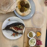 Hummus falafel,  🍆 , en diverse groenten   at D&A Hummus Bistro - Westerstraat in Amsterdam