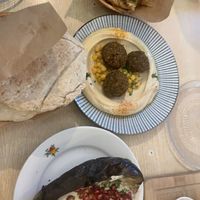 Pita chips, pita en Hummus falafel 🥙   at D&A Hummus Bistro - Westerstraat in Amsterdam