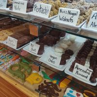 Vegan chocolate options marked (only the dark varieties of the labelled options) at Chocolate Fusion Cafe in La Fortuna