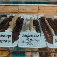 Vegan chocolate options marked (only the dark varieties of the labelled options) at Chocolate Fusion Cafe in La Fortuna