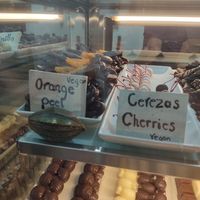 Vegan chocolate options marked (only the dark varieties of the labelled options) at Chocolate Fusion Cafe in La Fortuna