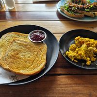 Tofu Scrambled eggs mit Toast vegan at Cafe Mono Congo in Dominical