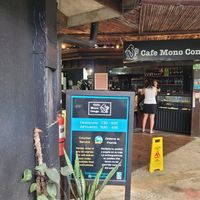 Eingang und Bestelltresen. at Cafe Mono Congo in Dominical