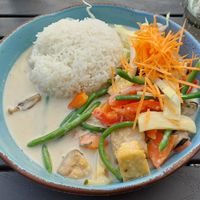 Reis mit frischem Gemüse und Tofu in Kokos-Zitronengras-Sauce € 12,90 (als Business Lunch mit Herbstrollen) at Asia Van in Ulm