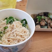 Sesame noodles (left) and vegan "oyster omelette" (right) at Xiū Yuán SùShí 修圓素食 Sho Yuan Su Shih in Taipei