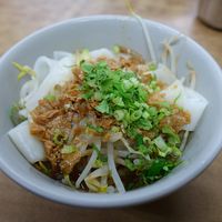 Thick rice noodles with vegetarian mock meat sauce at Xiū Yuán SùShí 修圓素食 Sho Yuan Su Shih in Taipei