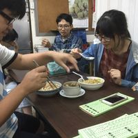 Locals enjoying their food and helping me selecting mine at Xiū Yuán SùShí 修圓素食 Sho Yuan Su Shih in Taipei