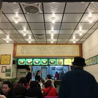 Inside, lots of people  at Quán Zhēn SùShí 全真素食 in Taipei