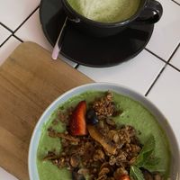 Green Smoothie Bowl and Mache Latte   at Kohvik Must Puudel in Tallinn