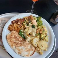 Tried different types of tofu, both super tasty 🤤 The curry on the right was my fav. Naan was ok nothing special. at Hiltl - Dachterrasse in Zurich