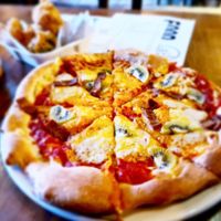 Pizza with baecon and kiwi at Broadcast in Glasgow