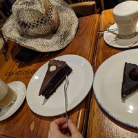 Links Drei Schokoladen Torte, rechts rohe Avocado Schoko Torte at Celicioso - Hortaleza in Madrid