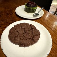 Chocolate & strawberry cupcake + Chocolate cookie (both vegan) at Celicioso - Hortaleza in Madrid
