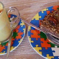 Kurkuma Chai Latte with a piece of pecan pie at Bagels & Beans - Zwanestraat in Groningen