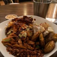 They serve 100% vegetarian. It's safe to eat here but foods contain garlic and 🥚 at Green Bar in Makati