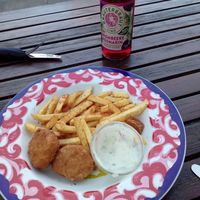 Pommes megaaaaa lecker!!! Chicken style nuggets ok. Dip super lecker😄 (vegan) at El Sombrero Verde in Kiel