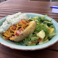 Gepackene Kartoffel mit Spinat, Tomate, veganem Käse u.a. at El Sombrero Verde in Kiel