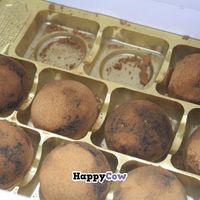 Box of 10 mochis, peanut crunch filling & brown sugar powder at Sù Xīn Yuán in Taichung