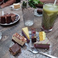 Vegane Mixed samble Plate with iced strawberry Kokos Matcha & Vegane schockobombe at Sencha Lunchstore in Alkmaar