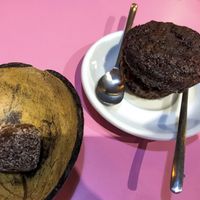 Bombón de avellanas, dátiles, cacao y coco y magdalena rellena de nutela vegana, todo sin azúcar   at VA De BO in Mallorca
