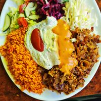 Vöner-Teller mit allen veganen Saucen at Lavash in Hannover