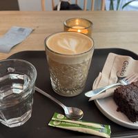 Café Latte (Hafer) und ein Brownie  at Ginko - Greenhouse in Graz