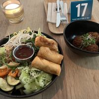 Bowl mit Frühlingsrollen und extra Falafel 🧆   at Ginko - Greenhouse in Graz
