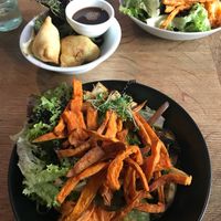 Greenhouse bowl and samosas  at Ginko - Greenhouse in Graz