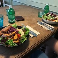 Tisch mit Falafel Salad Bowl und Falafel Bowl at Ginko - Greenhouse in Graz