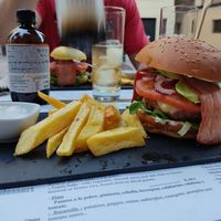 Beyond burguer con bacon at Hicuri in Granada