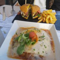 Lasagna vegetal y hamburguesa Hicuri. at Hicuri in Granada