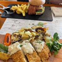 Cordon bleu y beyond burger #Veganuary at Hicuri in Granada