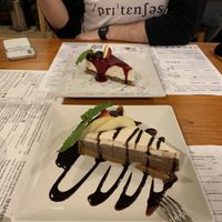Tarta tres chocolates y tarta de queso  at Hicuri in Granada