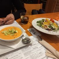 Salmorejo con aguacate y ensalada de nuggets at Hicuri in Granada