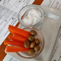 Alioli con aceitunas y zanahorias at Hicuri in Granada