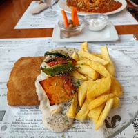 Cordon blue con papas fritas relleno de queso y bacon con salsa de champiñones at Hicuri in Granada