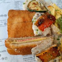 Cordon blue con papas fritas relleno de queso y bacon con salsa de champiñones at Hicuri in Granada