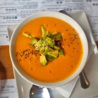 Salmorejo con aguacate. Cremoso y fresquito, buena cantidad. at Hicuri in Granada
