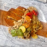 Cordón Bleu relleno de queso y bacon con salsa de champiñones. A elegir entre acompañar con arroz, papas fritas o papas a lo pobre. Nosotras lo comimos con papas a lo pobre, est at Hicuri in Granada