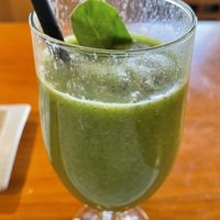 Batido de manzana, espinaca y aguacate, muy fino. #Veganuary at Hicuri in Granada