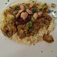 Cous cous con seitan y almendras at Hicuri in Granada