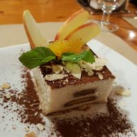Tiramisu de almendras at Hicuri in Granada