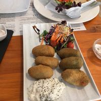 Croquetas y lasaña at Hicuri in Granada