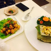 Cereal rice in lotus leaf and mixed seafood at Loving Hut Hoa Dang in Hanoi