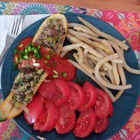 Faszerowana cukinia, pomidory, fasolka, sos pomidorowy (podmiana za niewegański tzatziki). at Powoli in Wroclaw