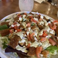 Ensalada cesar, la milanesa que lleva es casera y buenísima   at Mano a Mano in Murcia