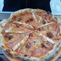 Pizza with vegan frankfurter sausage and cheese and a pink sauce. at Mano a Mano in Murcia