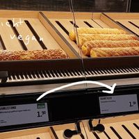 falsch zugeordnete schilder; die stangen *rechts* auf dem bild sind vegan at backWERK - Nordstrasse in Dusseldorf
